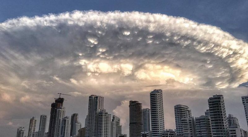 Nube con forma de OVNI sobre Cartagena