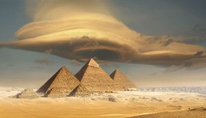 Nube con forma de OVNI sobre las pirámides de Egipto